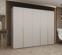 Armadio battente Eiger 44 | Cashmere | Maniglie oro | 3 ante, 3 scomparti, 3 barre appendiabiti | Soft-Close | Larghezza 2,5 m