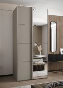 Armadio ad ante scorrevoli "Tampa", color cashmere, 2 ante scorrevoli, 6 scomparti, 2 barre appendiabiti, 2 specchi, Sistema "Soft-Close", 245,5 x 120 x 64 cm