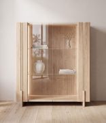 Vetrinetta "Loir" 01, rovere massello, oliato, finitura sbiancata, piano in travertino, 2 ante in vetro, 3 ripiani, illuminazione a LED, 100 x 46 x 106 cm