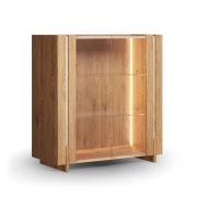 Vetrinetta "Loir" 01, rovere massello, oliato, finitura naturale, piano in travertino, 2 ante in vetro, 3 ripiani, illuminazione a LED, 100 x 46 x 106 cm