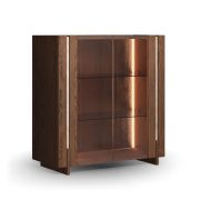 Vetrinetta "Loir" 01, rovere massello, oliato, color tabacco, piano in travertino, 2 ante in vetro, 3 ripiani, illuminazione a LED, 100 x 46 x 106 cm