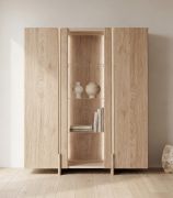 Vetrinetta "Loir" 04, rovere massello, oliato, finitura sbiancata, piano in travertino, illuminazione a LED, pannello posteriore: HDF, 120 x 41 x 140 cm