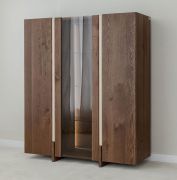 Vetrinetta "Loir" 04, rovere massello, oliato, color tabacco, piano in travertino, 3 ante, 12 scomparti, illuminazione a LED, 120 x 41 x 140 cm