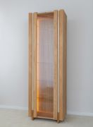 Vetrinetta "Loir" 05, rovere massello, oliato, finitura naturale, piano in travertino, illuminazione a LED, pannello posteriore: HDF, 68 x 41 x 206 cm