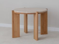 Tavolino "Loir" 07, rovere massello oliato, finitura naturale, piano in travertino, 66 x 66 x 47 cm