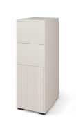 Cassettiera "Lerdo" 01, color cashmere, 1 anta a battente, 2 cassetti, 2 scomparti, frontale cannettato, funzione "push-to-open", 30 x 40 x 83,5 cm