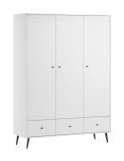 Armadio ad ante battenti "Malte" 01, bianco, maniglie e gambe: nero, 3 ante, 3 cassetti, Sistema "Soft-Close", 133 x 50 x 185 cm