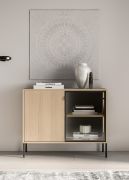 Mobiletto "Arkansas" 03, color rovere Lindberg, gambe: metallo, 1 anta in vetro con struttura in alluminio, 4 scomparti, illuminazione a LED, funzione "push-to-open", 107 x 40 x 86 cm