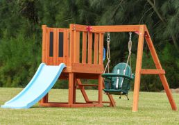 Torretta gioco “Jungle Camp” | 202 x 215 x 116 cm | legno di cedro | con lavagna, tavolino e parete da arrampicata | scivolo | altalena per bambini | bulloni resistenti alla rottura