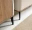 Vetrinetta | vetrinetta in vetro | noce/cachemire | 73 x 40 x 190 cm | bordi in ABS | 3 ante | sistema di apertura a pressione | 11 scomparti | gambe in metallo | Belladere 02