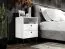Comodino Almyros 06 | Bianco e nero | 2 cassetti, 1 vano a giorno | Bordi in ABS | 69,5 x 50 x 34 cm