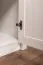 Madia Segnas 04 | Pino bianco e rovere marrone | 88 x 130 x 43 cm | Stile country, 3 ante, 3 cassetti
