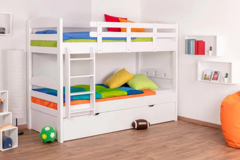 Letto a castello bianco K18/h | Faggio massiccio | Materassi Bonnell inclusi | Cassettone terzo letto | 90x200 cm