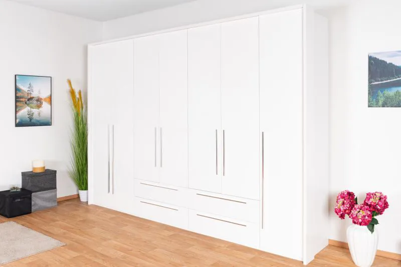 Armadio 7 ante battenti con cornice Siumu 38 | Bianco lucido | 226 x 322 x 60 cm | Design moderno