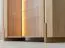 Vetrinetta "Loir" 01, rovere massello, oliato, finitura sbiancata, piano in travertino, 2 ante in vetro, 3 ripiani, illuminazione a LED, 100 x 46 x 106 cm