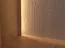 Vetrinetta "Loir" 04, rovere massello, oliato, finitura sbiancata, piano in travertino, illuminazione a LED, pannello posteriore: HDF, 120 x 41 x 140 cm