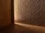 Vetrinetta "Loir" 04, rovere massello, oliato, color tabacco, piano in travertino, 3 ante, 12 scomparti, illuminazione a LED, 120 x 41 x 140 cm