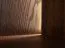 Mobile TV "Loir" 03, rovere massello, oliato, color tabacco, piano in travertino, 4 ante, 6 ripiani, illuminazione a LED, 180 x 46 x 56 cm