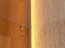 Vetrinetta "Loir" 04, rovere massello, oliato, finitura naturale, piano in travertino, 3 ante, 12 scomparti, illuminazione a LED, 120 x 41 x 140 cm